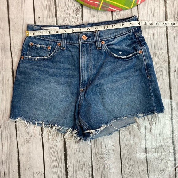 Gap 4" High Rise Distressed Stride Short - Picture 3 of 6